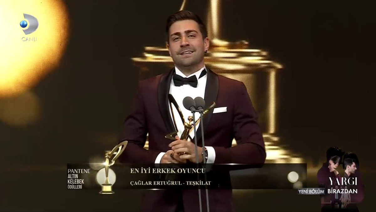 dizilah's tweet photo. Çağlar Ertuğrul accepts his award for Best Actor! #PanteneAltınKelebek https://t.co/34o2T0nluG