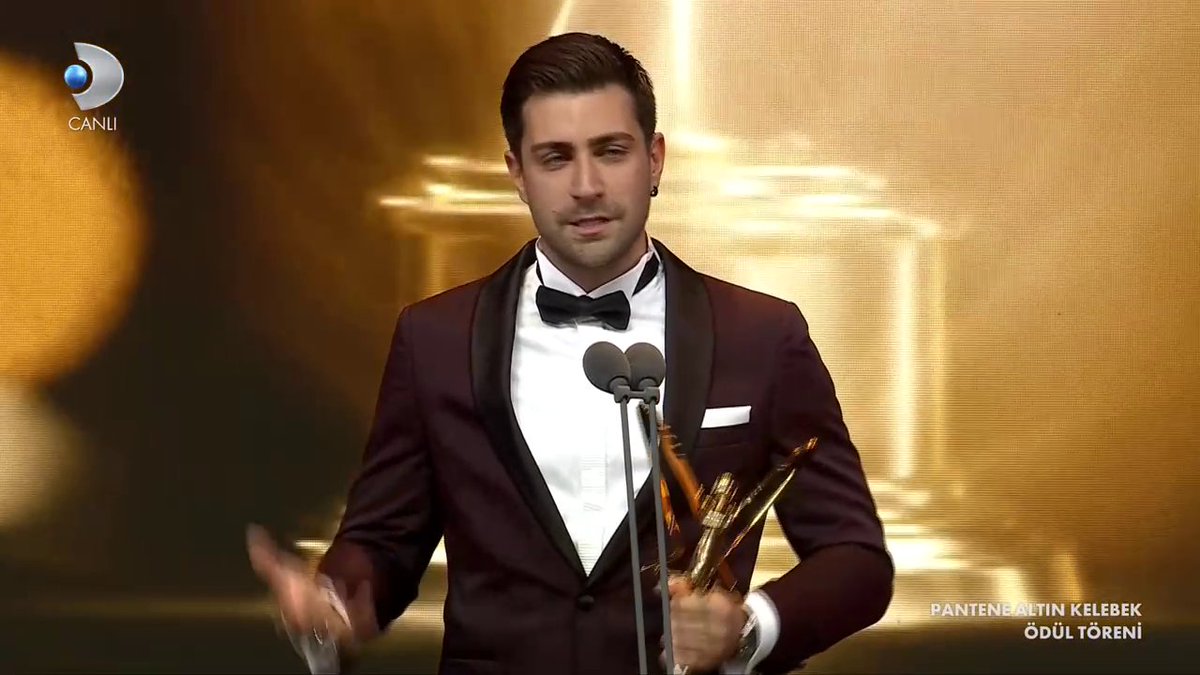dizilah's tweet photo. Çağlar Ertuğrul accepts his award for Best Actor! #PanteneAltınKelebek https://t.co/34o2T0nluG