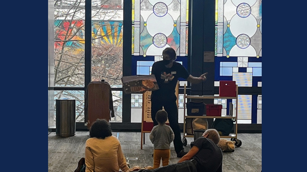#EugeneOregon Library Storytimes! Plenty of in-person &amp; online choices! Play together while little ones develop the early language skills to become reading-ready. Full info: bit.ly/EugStorytimesC… or ⬇️ 1/