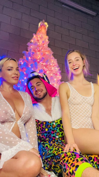 Just doing what good families do for Christmas 😸@danadearmond @HippieGQ_   https://t.co/9dqKgCmOBc https://t