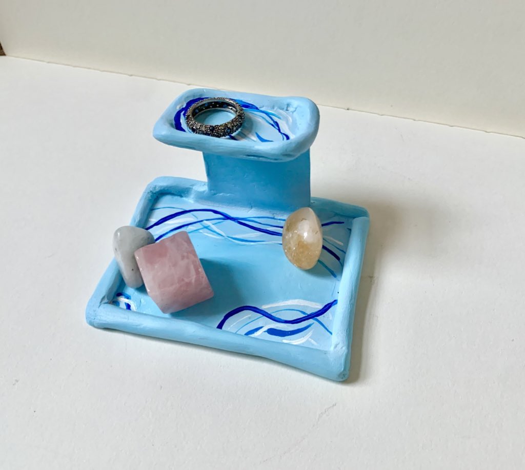 🦋Simple and pretty🦋

Blue waves trinket tray has two levels for unique trinket storage✨
