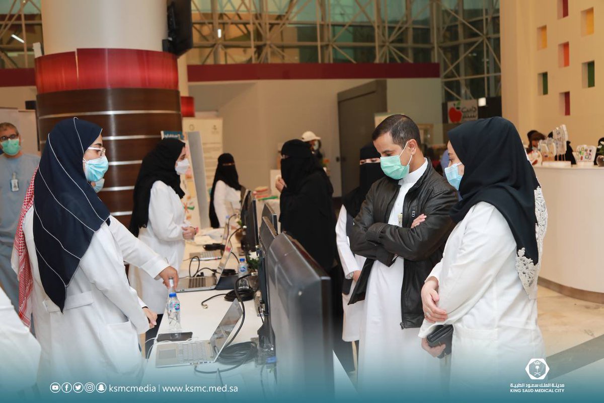 ksmcmedia's tweet photo. إقامة فعالية وأنشطة #اليوم_العالمي_للتطوع في #مدينة_الملك_سعود_الطبية بمشاركة عدد من العيادات التي قدمات خدمات صحية للمراجعين بمبادرات متنوعة، بحضور المدير العام التنفيذي د.أحمد العنزي، والمدير الطبي للمستشفى العام د.وائل البلوي، بالتعاون مع @MakaremOrg https://t.co/FJgpFKIBRx