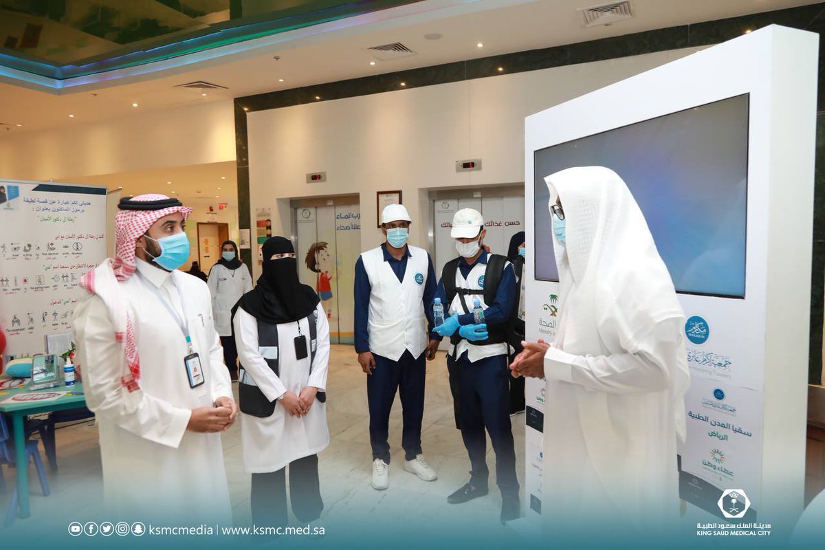 ksmcmedia's tweet photo. إقامة فعالية وأنشطة #اليوم_العالمي_للتطوع في #مدينة_الملك_سعود_الطبية بمشاركة عدد من العيادات التي قدمات خدمات صحية للمراجعين بمبادرات متنوعة، بحضور المدير العام التنفيذي د.أحمد العنزي، والمدير الطبي للمستشفى العام د.وائل البلوي، بالتعاون مع @MakaremOrg https://t.co/FJgpFKIBRx