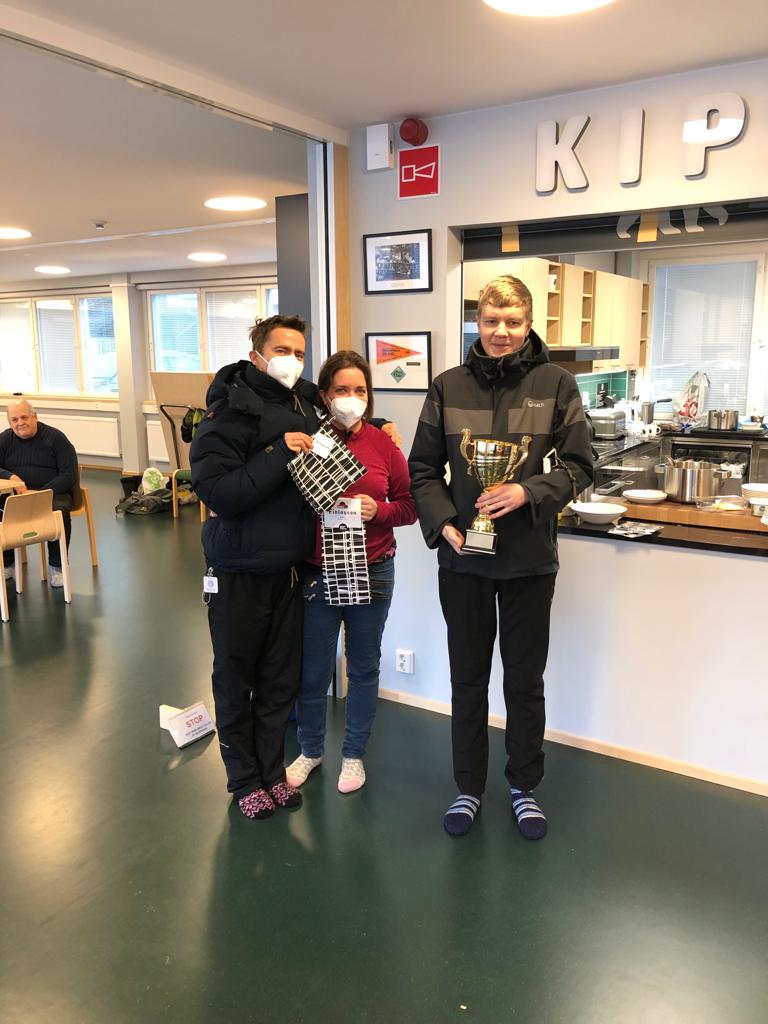 LoppiaisPreOn kärkikolmikko: 1. Petteri Hakala, 2. Pinja ja Vesa Mäkinen. Parhaana tumelaisena 5. Jussi Salonen. Nuorten sarjojen voitot menivät Elsa, Leila ja Venla Mäkiselle. Koko porukan nopein aikarastilla oli Venla, voittaen vanhempansa niukasti muut selvästi <a href="/TuMeSuunnistus/">TuMe Suunnistus</a>