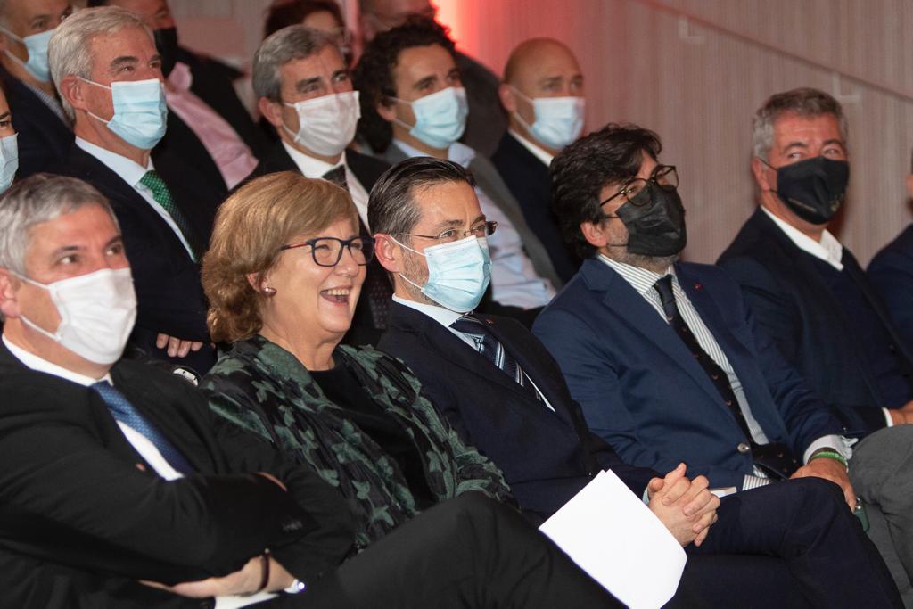 puentia's tweet image. Quizá la #carcajada, junto al apretón de manos o el abrazo, sea el #puente más directo a su destino. Y @Danidelacamara nos sacó muchísimas durante su actuación en la gala de los #PremiosPuentia.

Gracias por las risas, Dani. 

#EquipoRobertoCarlos😂