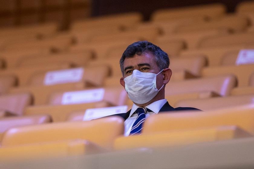 Şuraya “tekrar seçilmek için yaltaklandığı iktidarın; hukuk sisteminin altına dinamit döşemesini ve baroları bölmesini alkışlayan, bunların çığırtkanlığını yapan ama yine de seçilemeyip, kimsenin gözüne bakamadan gitmek zorunda kalan bir saray avukatı” fotoğrafı bırakalım.