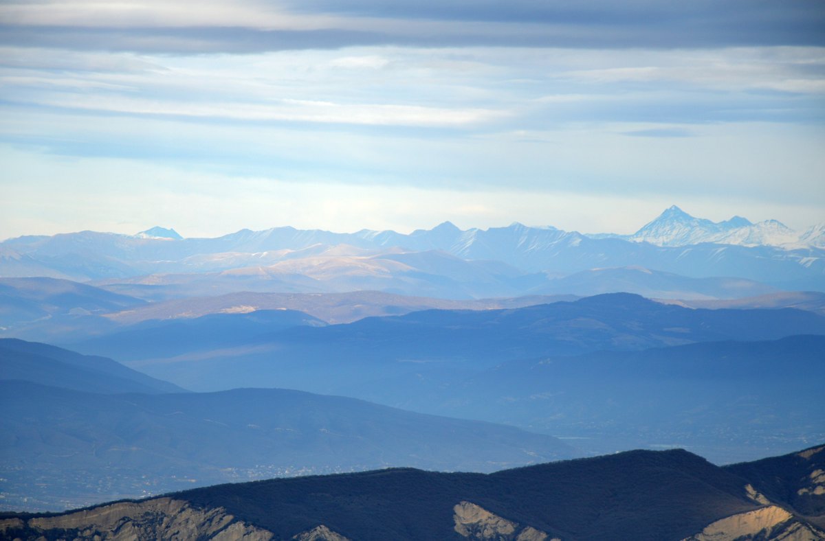 OttoKobakhidze's tweet photo. Captured the Greater Caucasus today from Satovlia range, near Tbilisi. Mt. Tebulosmta (4,493m) seen on the right, the highest peak of the Eastern Caucasus, located on the border of Russia's Chechnya &amp; Georgia's Tusheti province. https://t.co/9DBhDpESo6