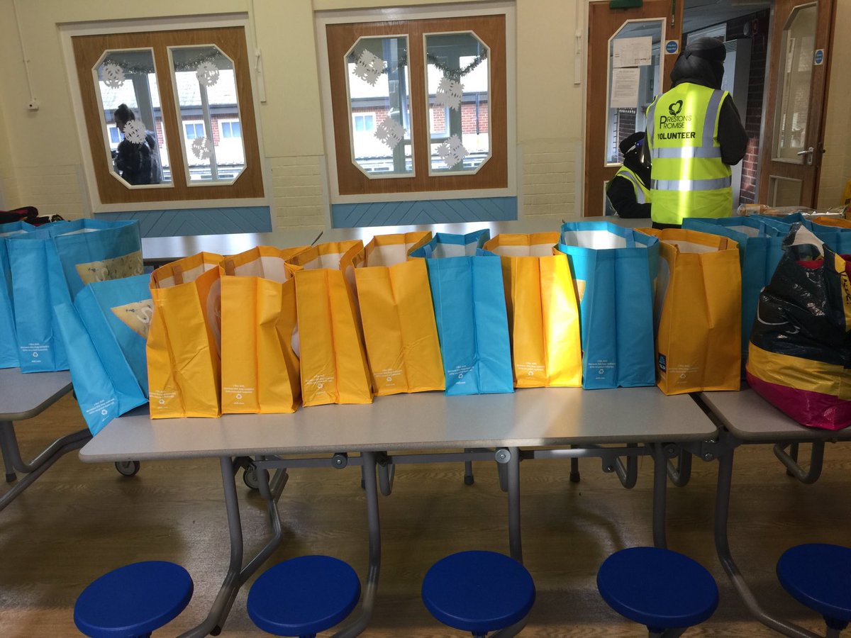 navvy_1982's tweet photo. Helping out Prestonโs promise a very supportive voluntary group to bag essential hygiene and food items for the rough sleepers and homeless . will be handed out through soup kitchens and โฆ@TheFoxtonCentreโฉ centre .โฆ@prestoncouncilโฉ
#blogpreston https://t.co/VSkFhwkMx8