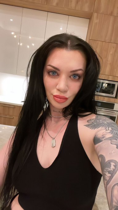 I was mistaken for Angelina Jolie twice last night bc she and I were at the same restaurant. What a compliment<a href="/tag/newprofilepic"class="tags"><span>#newprofilepic</span></a>