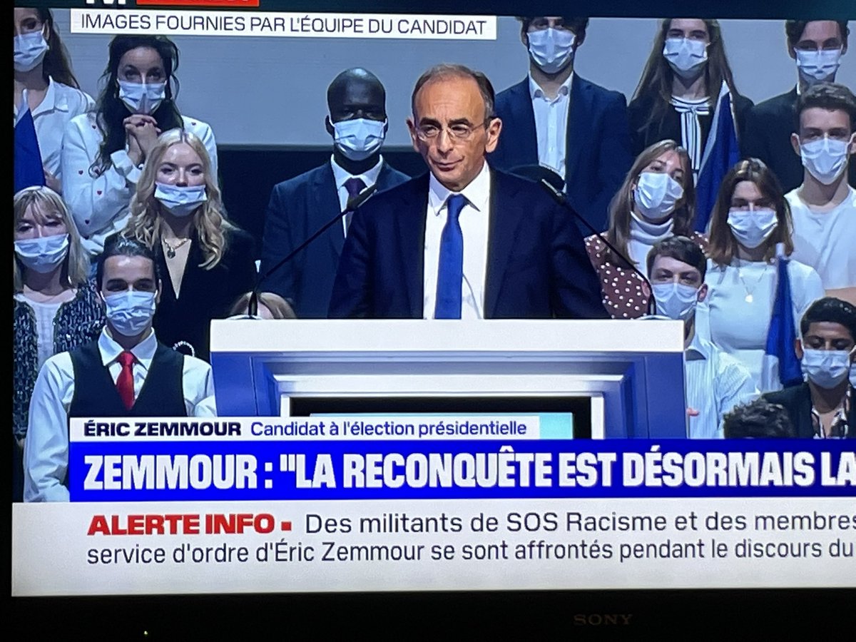 GrGrPrZ's tweet photo. Je me demande quelle était la probabilité pour que le seul noir en tribune derrière Zemmour, se retrouve assis en plein milieu, juste dans l’axe caméra, derrière le candidat ? 🤔🤷‍♂️ https://t.co/UertT3Dypl