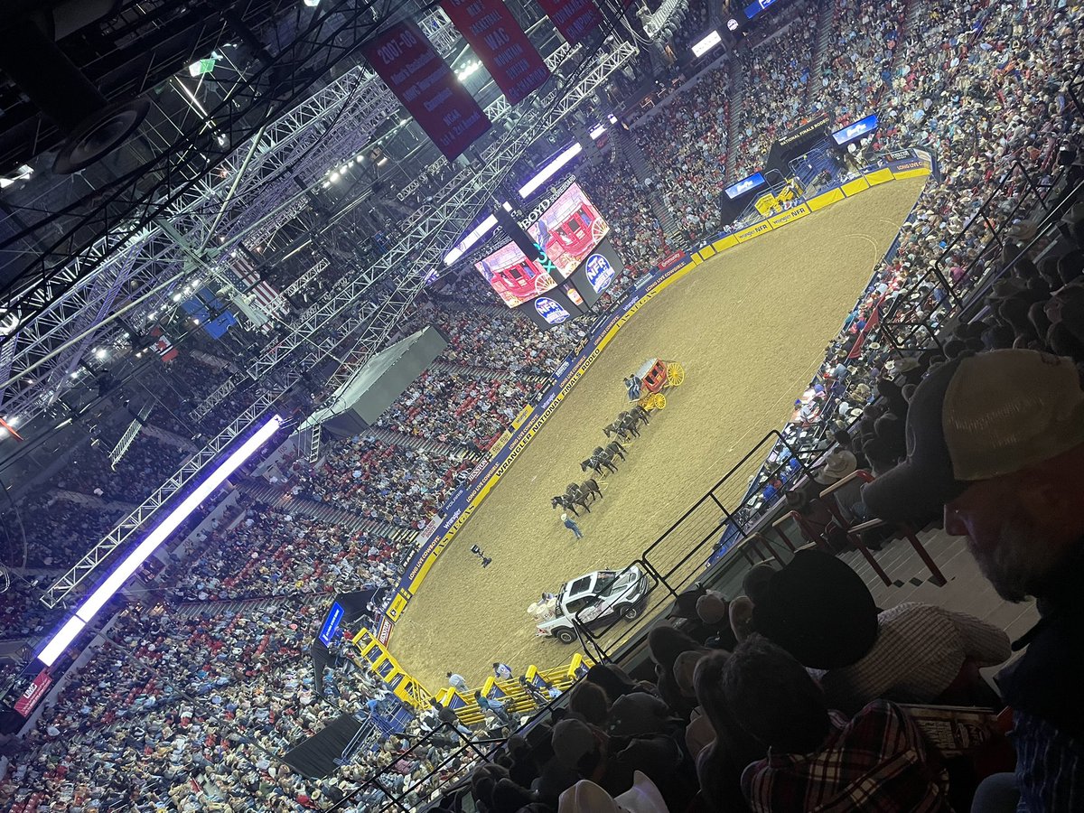 JB_farmhand's tweet photo. Well it was one heck of a good weekend now time to go back home #Vegas #Georgestrait #thecountryking #NFR2021 https://t.co/S809YEsiUs