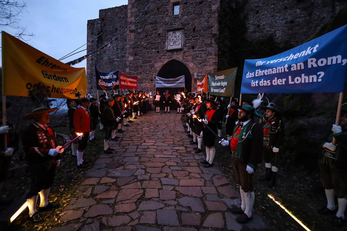 schuetzentirol's tweet photo. Ehrenamt in Not - Mahnwache
▶️ https://t.co/KbRsD8nljg
#EhrenamtInNot #Ehrenamt #inNot #Mahnwache #Schloss #Sigmundskron #Tirol #Schützenbund #SSB #Schützen #Marketenderinnen https://t.co/1MDuH5IHL4