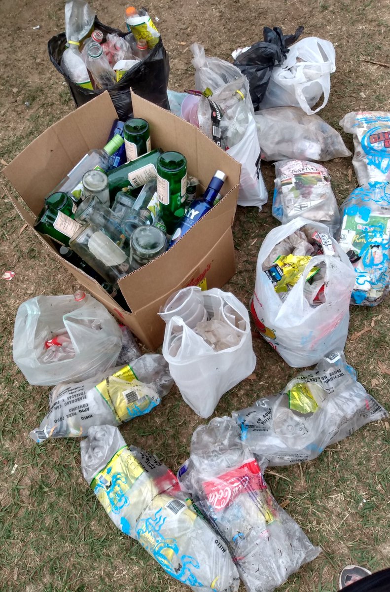 francina_r's tweet photo. Hoy al mediodía salí a correr x el río y me lo encontré así de sucio. Yo también salgo del boliche y voy ahí, pero no hay necesidad de dejarlo en estás condiciones. No les cuesta nada juntar sus botellas de mierda y tirarlas en el primer tacho que vean. Les importa un pedo TODO. https://t.co/42XTMVbUVo