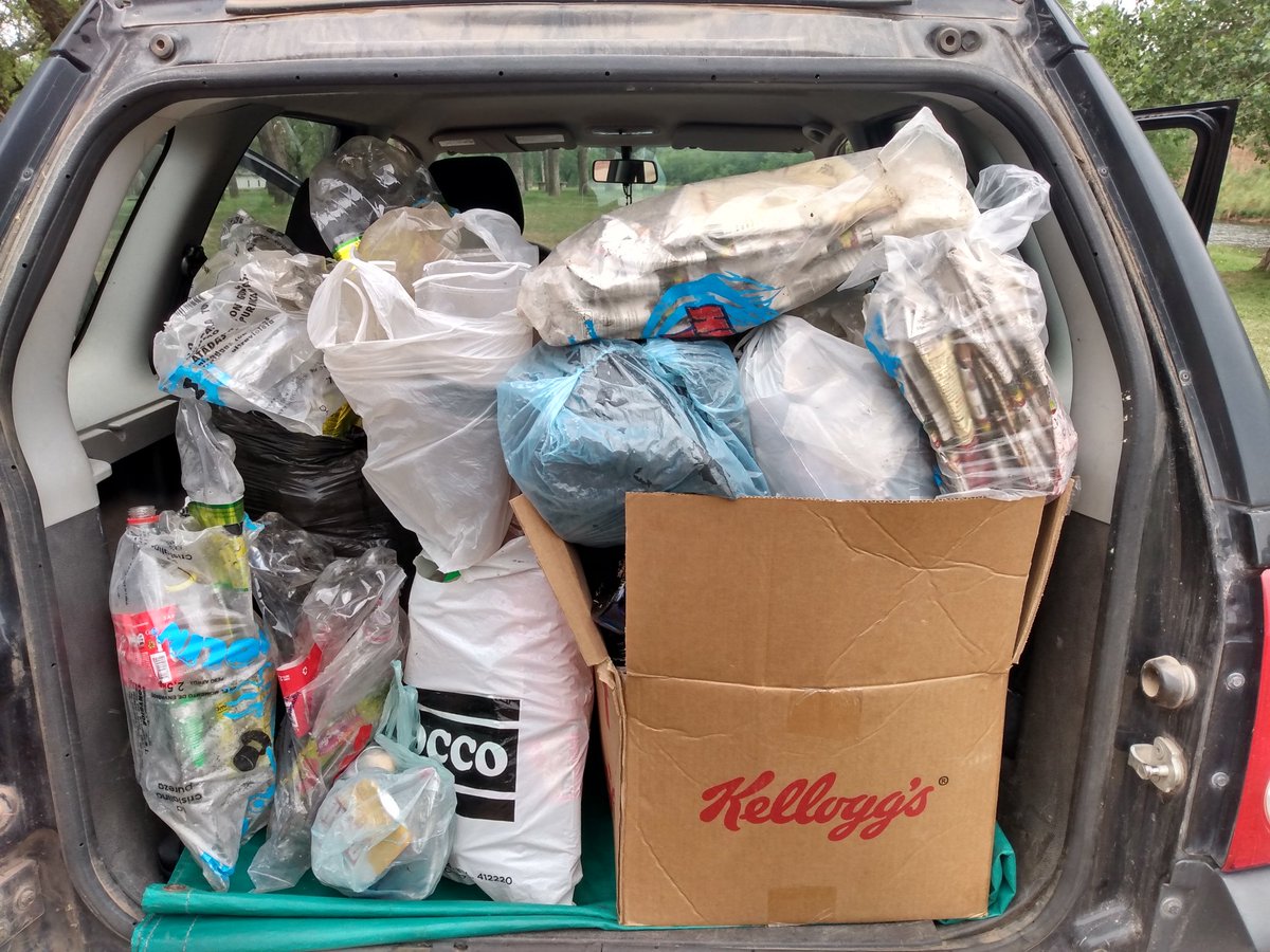 Hoy al mediodía salí a correr x el río y me lo encontré así de sucio. Yo también salgo del boliche y voy ahí, pero no hay necesidad de dejarlo en estás condiciones. No les cuesta nada juntar sus botellas de mierda y tirarlas en el primer tacho que vean. Les importa un pedo TODO.