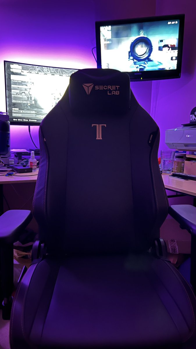New office / gaming chair came in! My k/d just went from a .66 to a .68 at least 💪 #secretlab