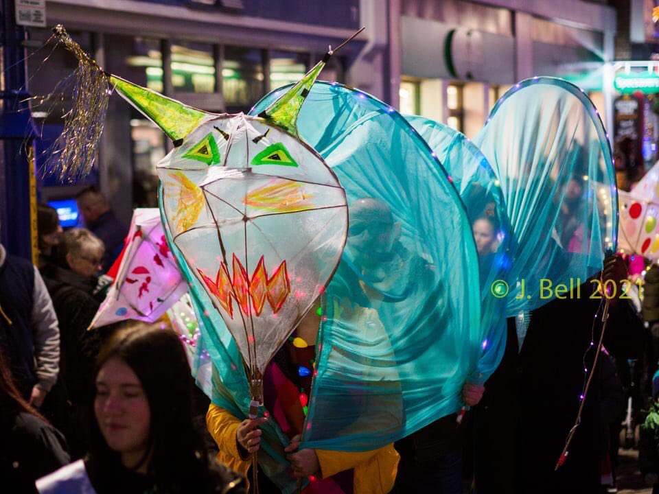 RoseCottageofC's tweet photo. A fab Big Fish Lantern Parade yesterday! Thanks to everyone who took part including the brilliant @SambaPeloMar who led us.  Special thanks to @richardpalmer of @SwaleCouncil who supported workshops in our schools and the parade.
#sheppey #whitstable #Christmas2021 https://t.co/JR0KHeBRqT
