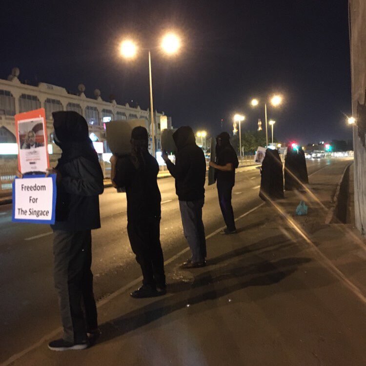 COALITION14's tweet photo. وقفة تضامنية في أرض الصمود #السنابس تضامنًا مع المعتقلين السياسيّين وتمسكًا بحقهم الفوريّ في نيل الحريّة دون قيدٍ أو شرط.
#أطلقوا_سجناء_البحرين
#أنقذوا_سجناء_البحرين https://t.co/VEYWv10K2t