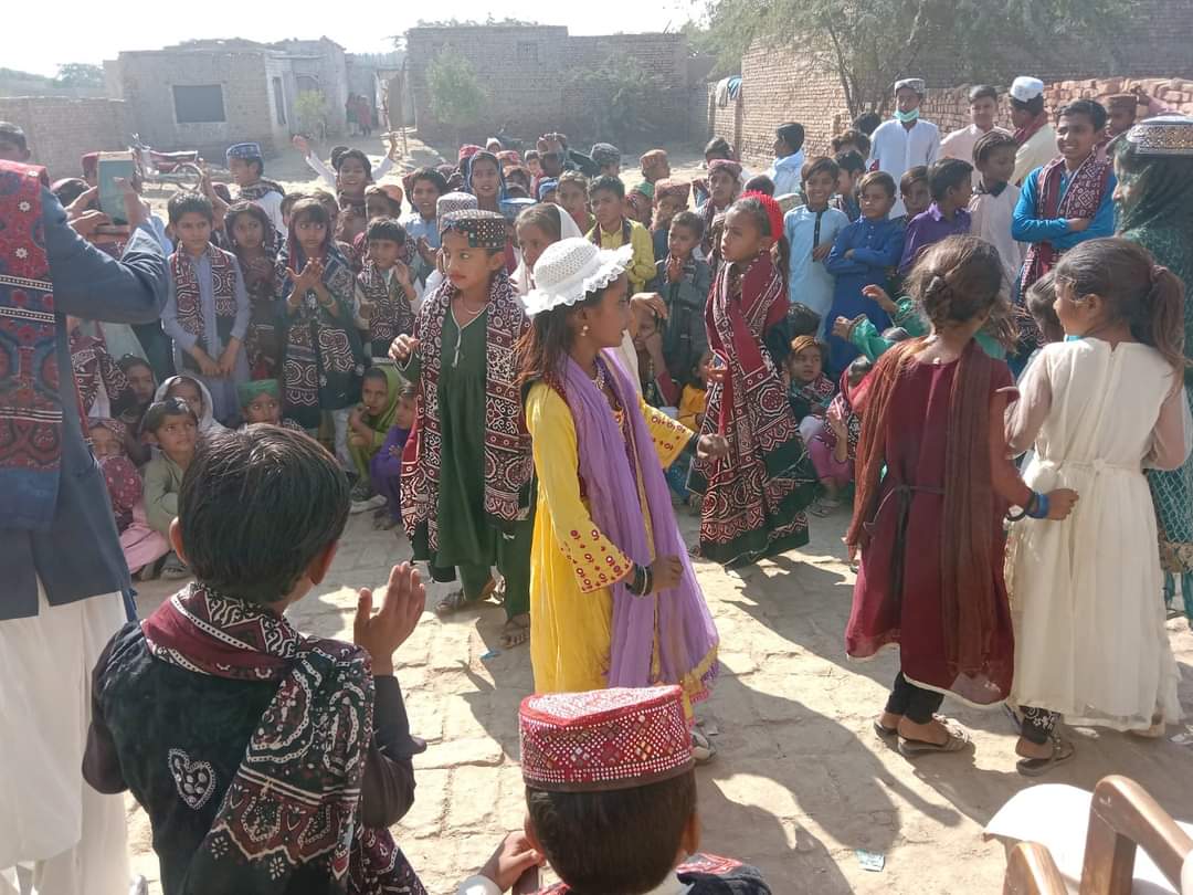 ڌرتي پبلڪ اسڪول ملڪاڻي شريف پاران اسڪول ۾ تعليم پرايو سنڌ سنواريو جي سري هيٺ ثقافتي ڏهاڙو ملهايو ويو جنهن ۾ اسڪول پرنسپال، استادن ۽ مهمانن ثقافتي ڏهاڙي بابت تاريخي حوالن سان روشني وڌي۔ پروگرام ۾ شاگردن تعليمي اهميت بابت تقريرون ڪيون ۽ سنڌي گيتن تي رقص ڪري وندرايو۔