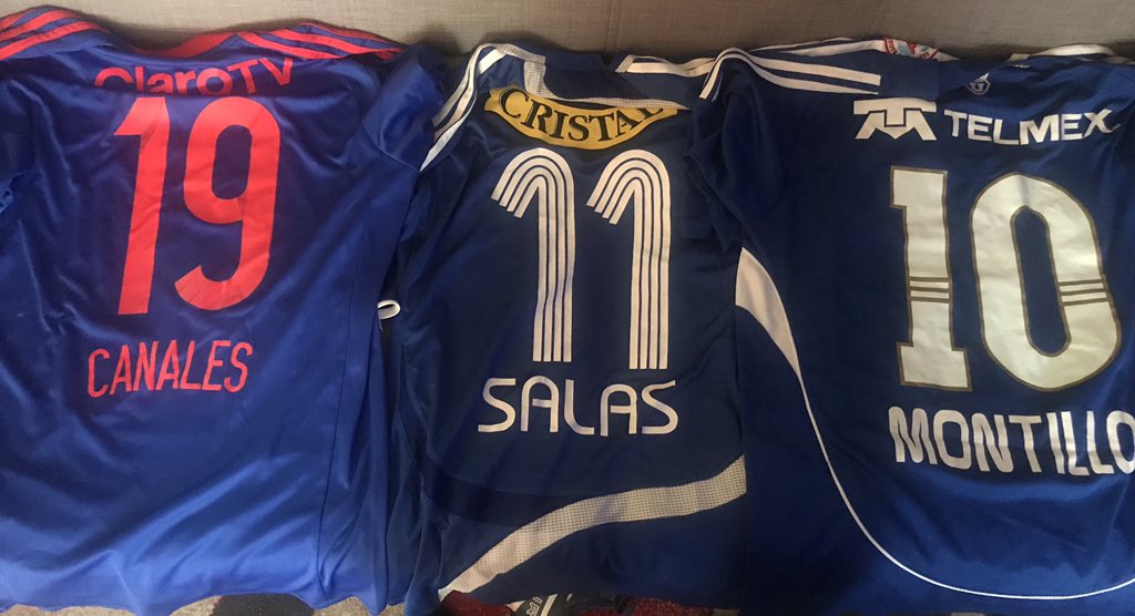 carlesbe31's tweet photo. Aquí hay historia @Montil10 @JosMarceloSalas @canales19_uchi con estos  no estaríamos donde estamos, pero la Fe está intacta para hoy, por los que han marcado historia, por el hincha #VamoslaU!!! Con optimismo y Fe 🤘🏼 https://t.co/6SdGrcQoUR