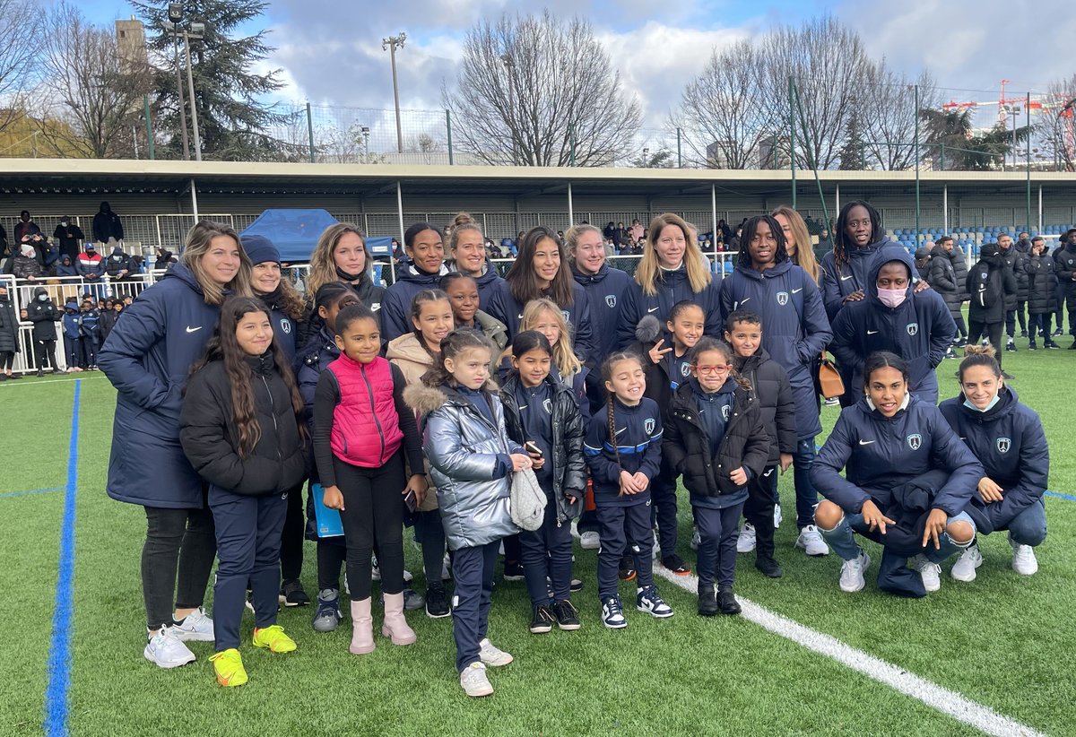 LPIFF75's tweet photo. À l'invit de #PierreFerracci, #JamelSandjak était à l'inauguration des installations du @ParisFC au Stade Déjérine autour des groupes pro ♂♀, des élus @Paris et des gamin.e.s du club + parents, témoignage de la formidable implantation du club dans cet arrondissement populaire https://t.co/hvwE82hrtc