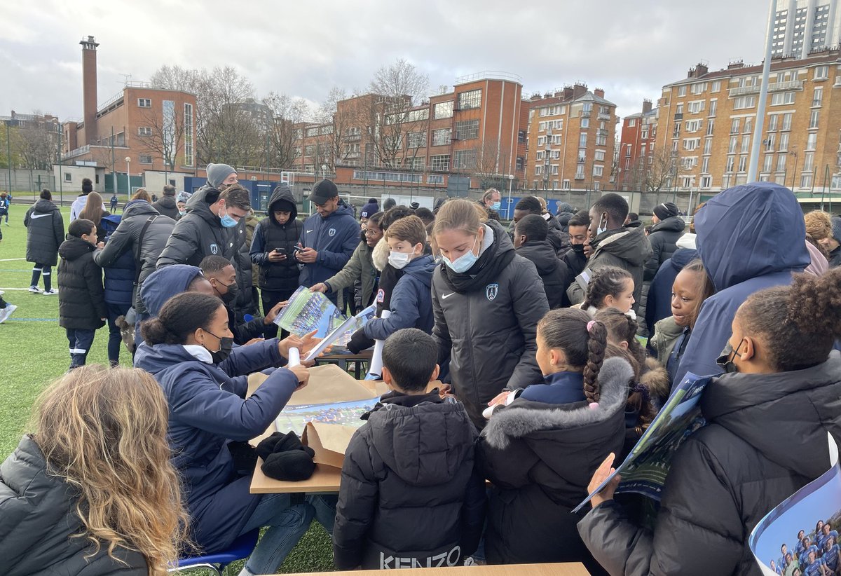 LPIFF75's tweet photo. À l'invit de #PierreFerracci, #JamelSandjak était à l'inauguration des installations du @ParisFC au Stade Déjérine autour des groupes pro ♂♀, des élus @Paris et des gamin.e.s du club + parents, témoignage de la formidable implantation du club dans cet arrondissement populaire https://t.co/hvwE82hrtc