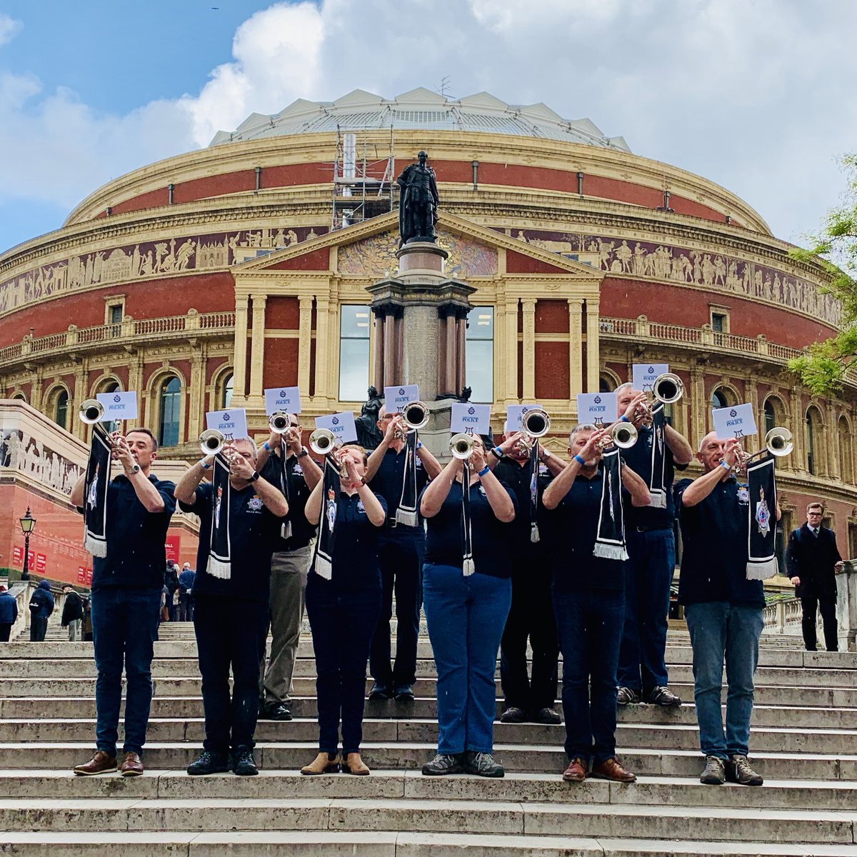 On #InternationalVolunteersDay it’s good to think about all those who volunteer with the #Police Family - #Chaplains, to #musicians, to #Special #Constables - there are so many opportunities to volunteer with the police. Could you offer 4 hrs a week to do the same? <a href="/WYP_Specials/">WY Police Specials</a>
