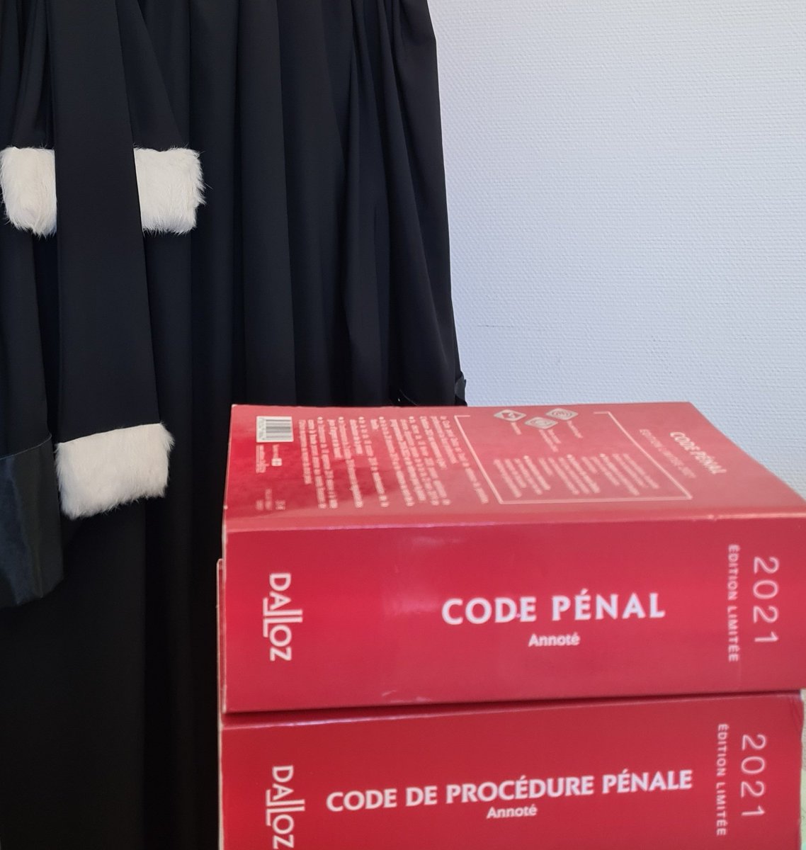 conf_nat_procs's tweet photo. 1/2 La @conf_nat_procs prend acte de la décision du Conseil constitutionnel du 3 décembre dernier, qui remet en cause la possibilité de recueillir, sur autorisation du parquet, des données de connexions téléphoniques en enquête préliminaire. https://t.co/hTdkzEf7E9