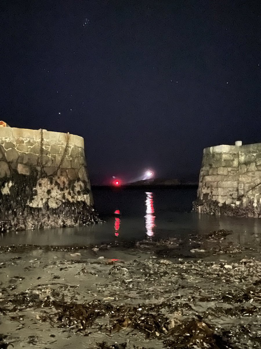 donalcronin's tweet photo. Helicopter hovering over Dalkey Island just now #Coliemore https://t.co/0msOfPhLCu