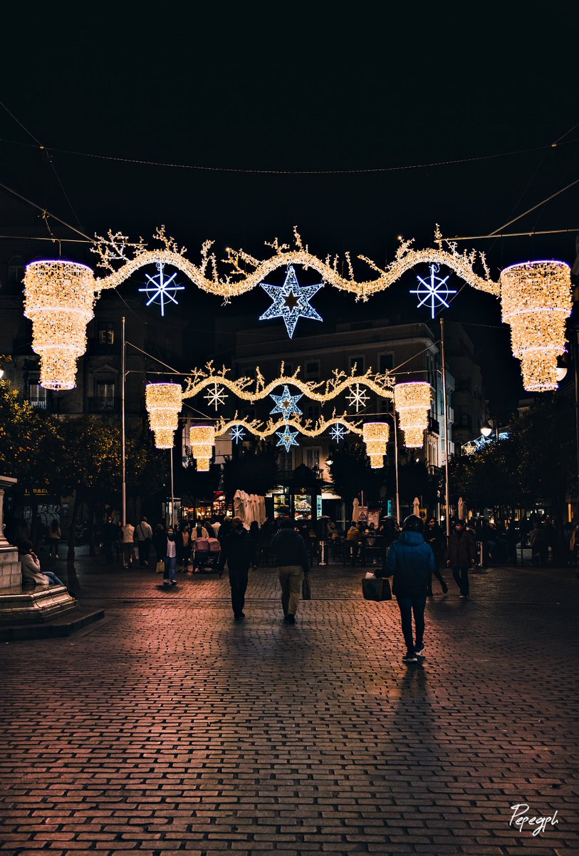 pepegph's tweet photo. Dejo por aquí otras fotos del alumbrado de Sevilla 🌟 https://t.co/PEDdhLPSm4