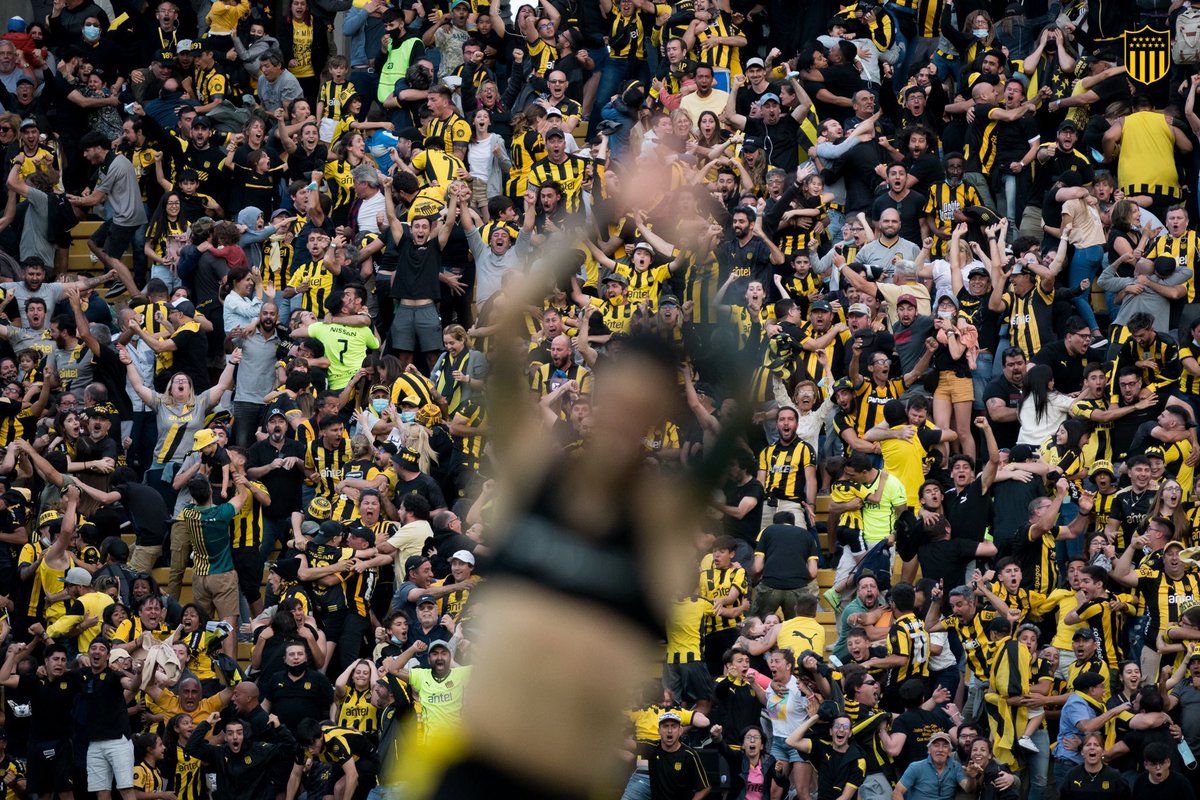 Por favor LA FOTO que publicó la cuenta de Peñarol. Gol sobre la hora, título y la gente para meter zoom mil veces. 🔥