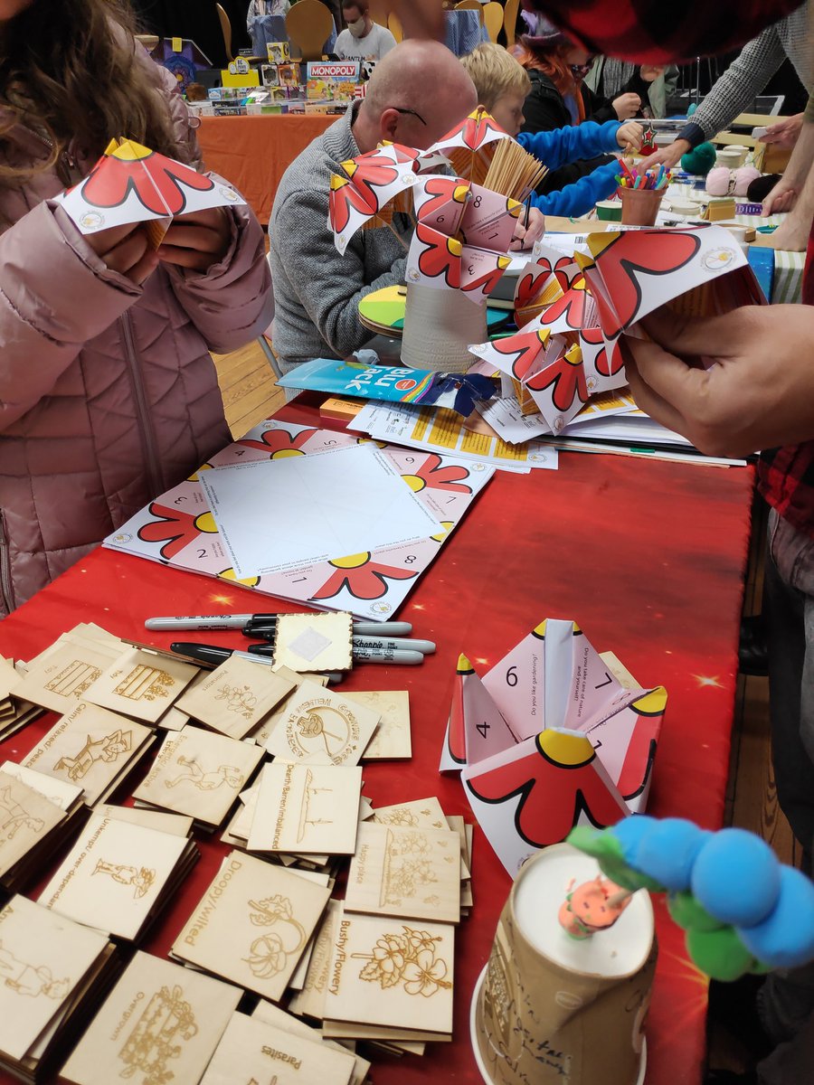 Mirian_Calvo's tweet photo. Such a great weekend closing the #GrowingTogether On Saturday we run a stall in Morecambe with our partners @goodthingscic today #guerrillagardening @esrc_ @IAALancaster thanks to everyone for your invaluable contributions to this project.  Thanks to Ros Galabo @Cruicksh https://t.co/1oSLIGcu8w