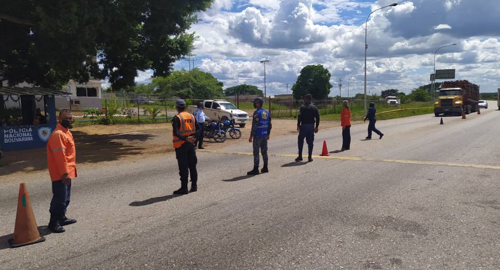 SECSC_ANZ's tweet photo. #05Dic| Iniciamos de manera armónica el despliegue conjunto en la Troncal 16. Protección Civil, Bomberos, PNB y Policía Estadal de manera articulada garantizando la seguridad e integridad de la población.

@REDI__ORIENTAL 
@zodi_anz 
@anzoateguigob https://t.co/RhPZYQ1vGG