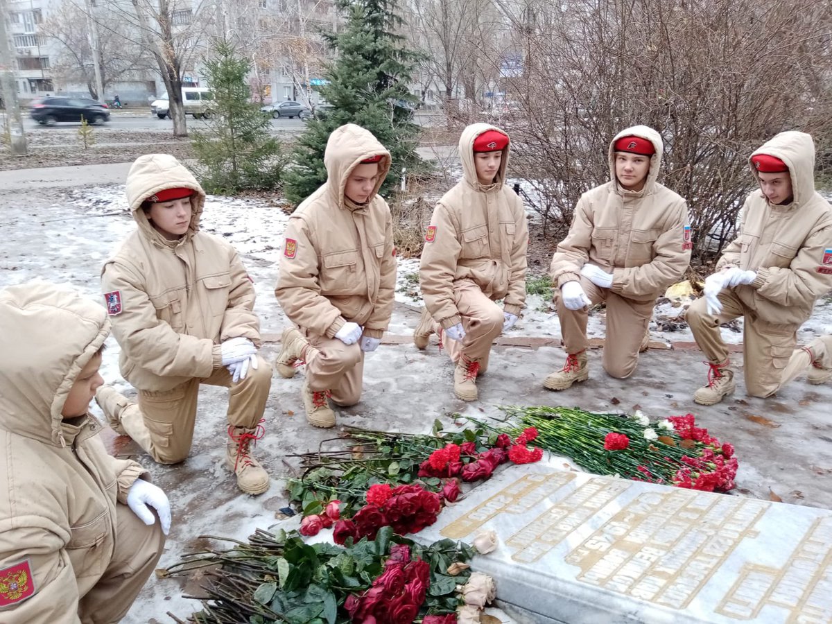 3 декабря, в День Неизвестного Солдата, юнармейский отряд «Пламя» почтил память воинов возложением цветов к стеле «Яблонька». Солдат жив, пока жива о нём память! #школа85_самара
