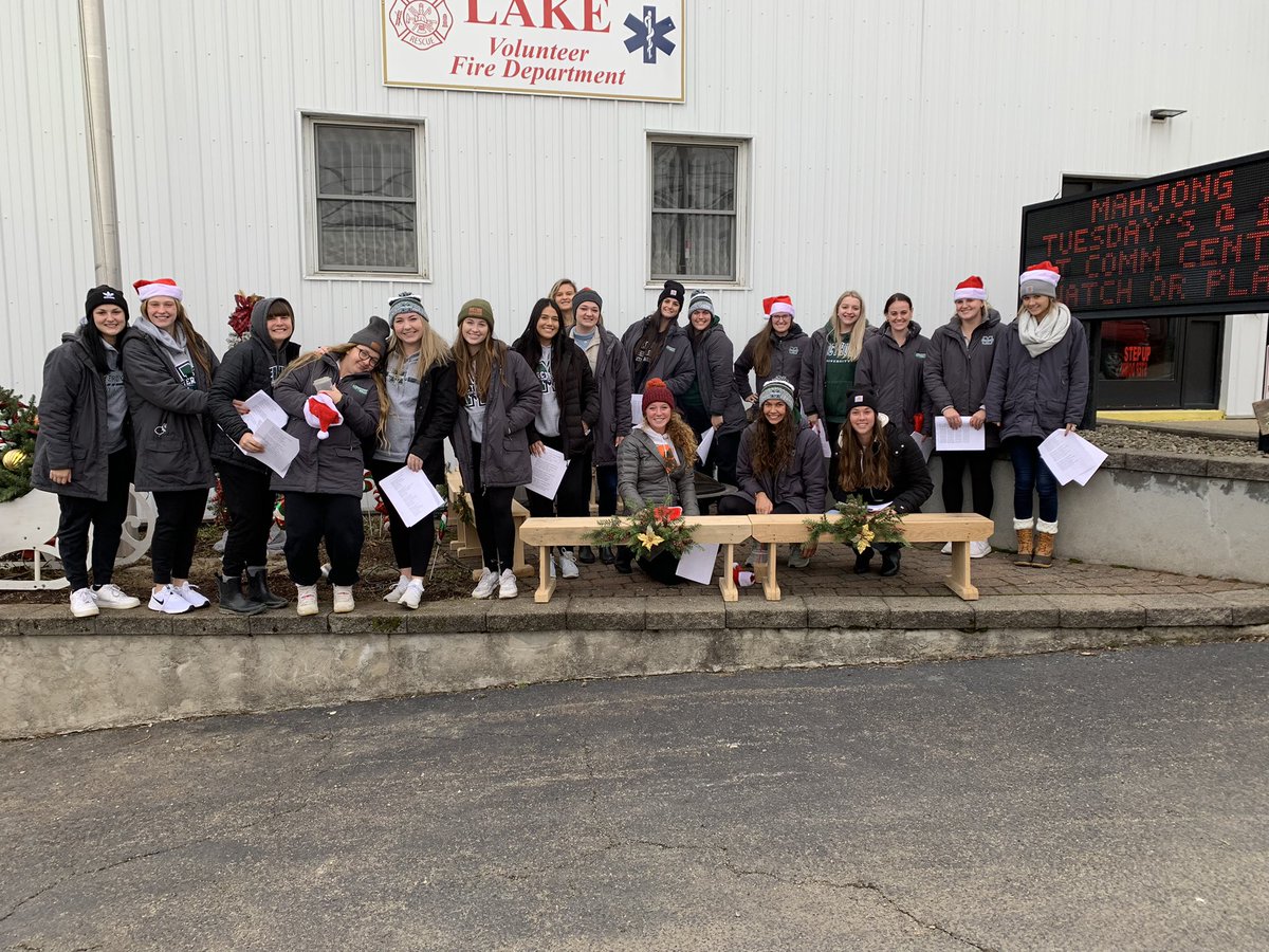 HurstSoftball's tweet photo. Christmas caroling at Finley lake ☃️🎄🎅🏼 https://t.co/h68vlI7KDr