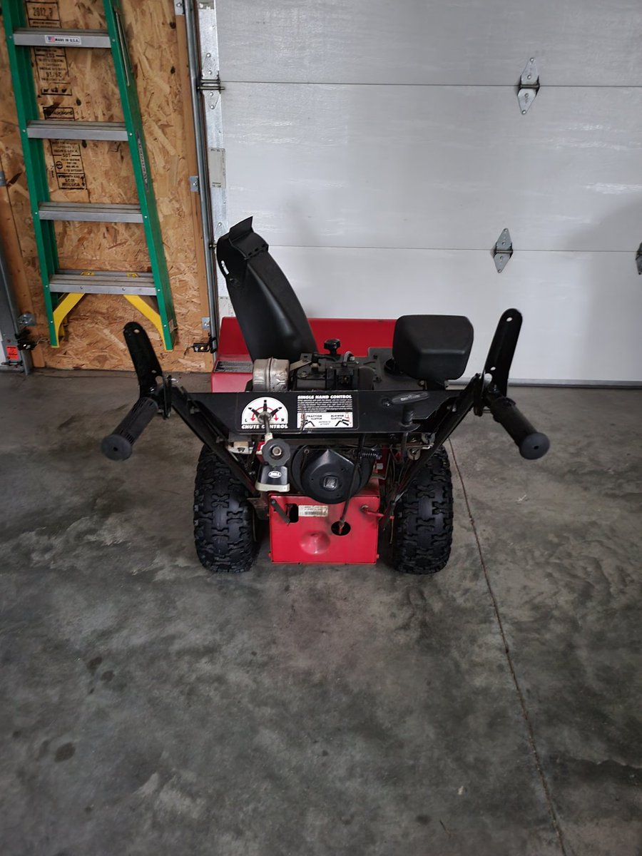 kbettcher's tweet photo. It's just waiting to be released on the driveway! #detroitlakes #frazee https://t.co/N3OBCT2F5r