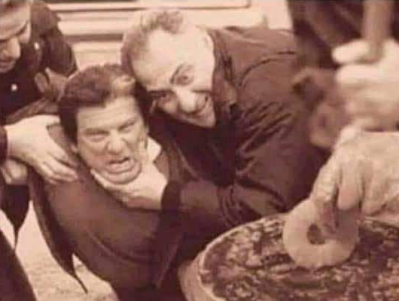 frasesdem3rda's tweet photo. Um italiano é forçado a ver o momento em que se adicionou ananás à pizza pela primeira vez

(Brooklyn, Nova Iorque 1924) https://t.co/3LVGW65DYY