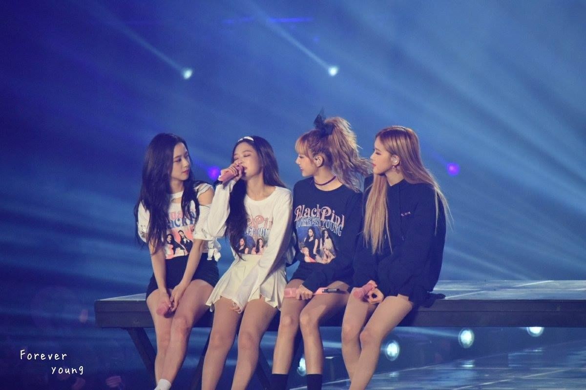 наряды блэк пинк forever young. Blackpink forever young одежда. Blackpink forever young фото. блэк пинк so hot. Forever young blackpink обложка.