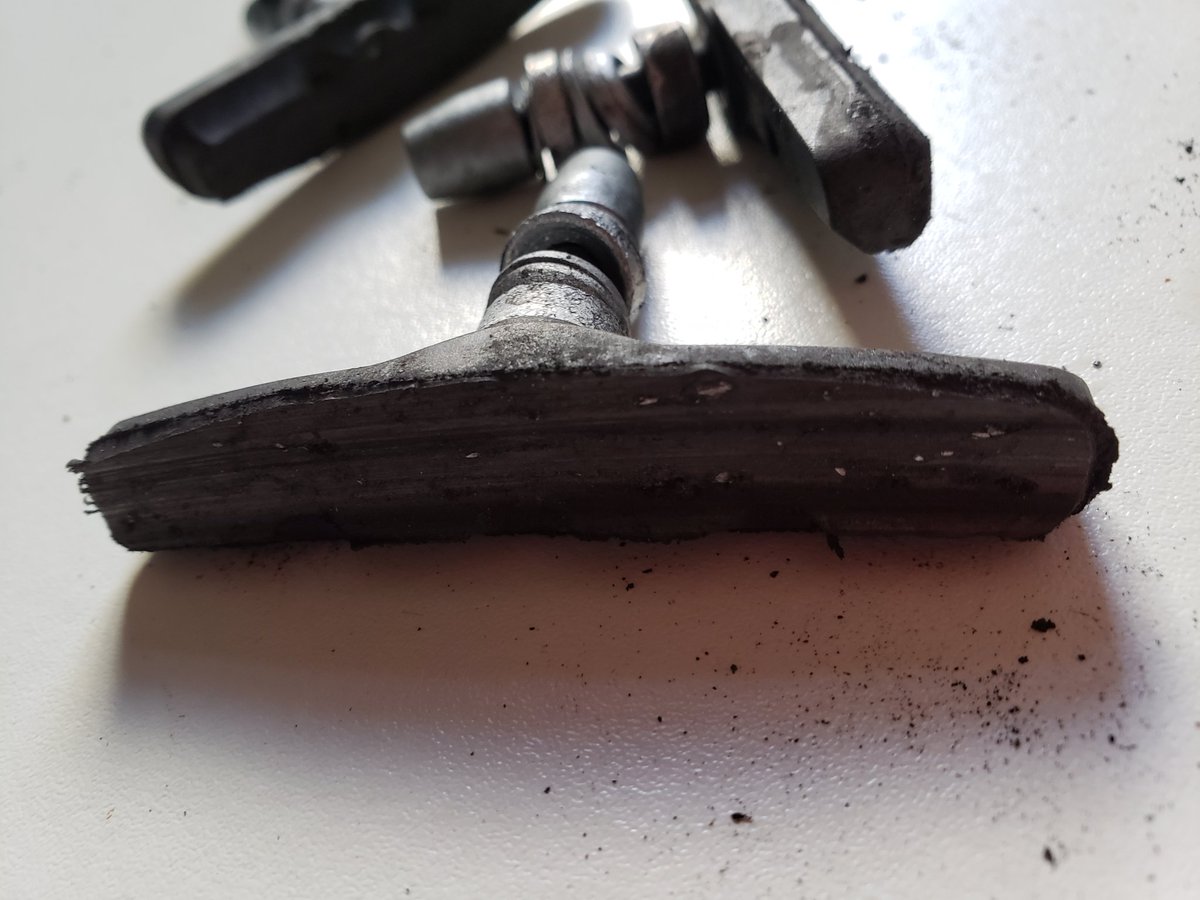 C23may's tweet photo. Et le derniers points de vigilance c'est les freins : certes en V brake c'est déjà pas terribles pour de l'elec mais là les patins hyper nazes n'ont fait que 330 km https://t.co/ZL6EudiA9Z