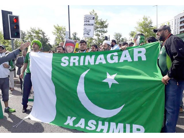 #FreeKashmir #KashmirBleedsGreen #KashmirRejectsIndia 
Kashmiri waves one flag 🇵🇰 only & this is green🇵🇰💚🇵🇰