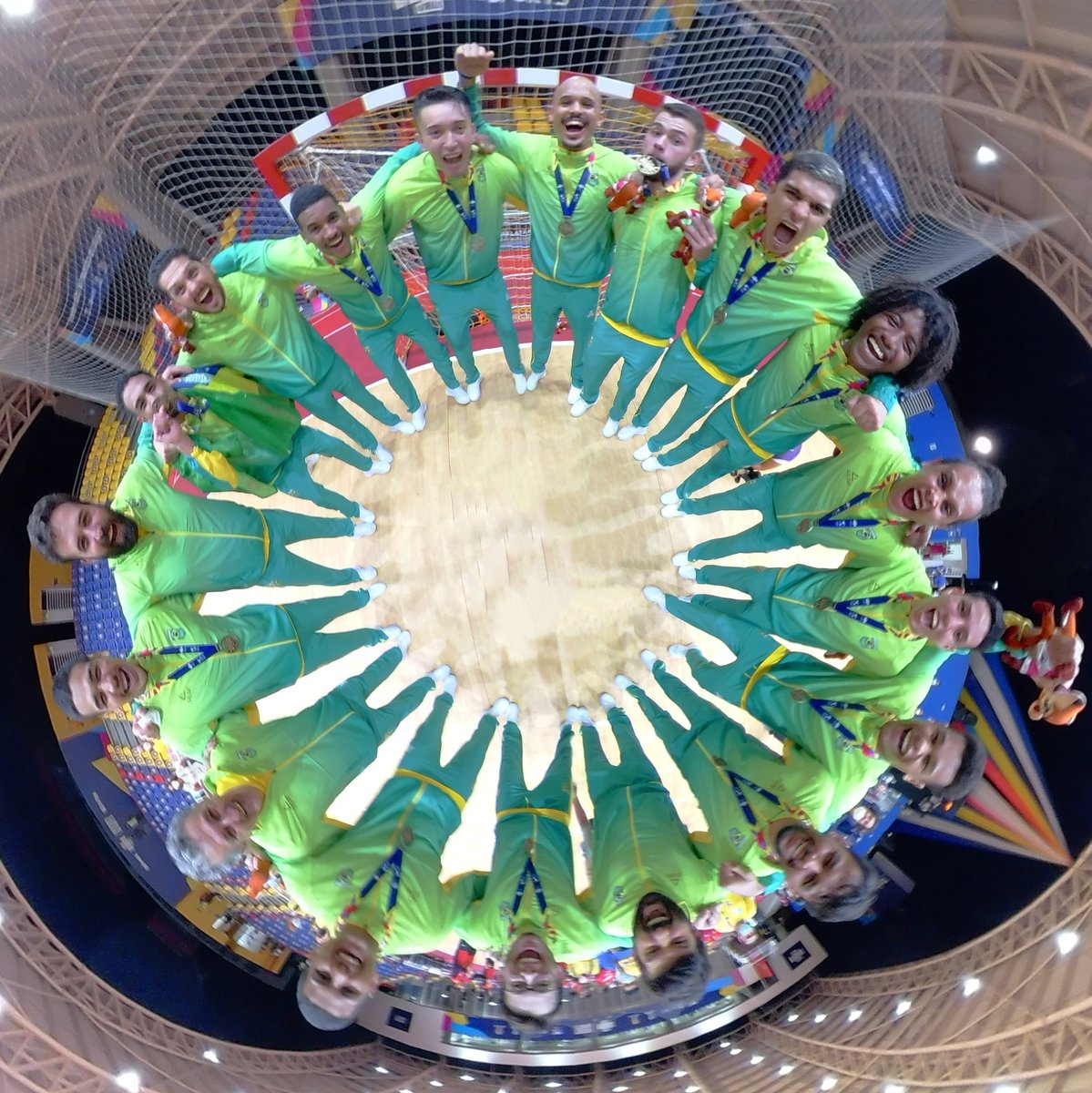 Brasil campeão 🇧🇷 🥇

La gran final de balonmano masculino se dio entre las selecciones de Argentina 🇦🇷 y Brasil 🇧🇷 en un partidazo 😱 donde los equipos no defraudaron en su juego y dieron un excelente espectáculo dejándolo todo en la cancha💥