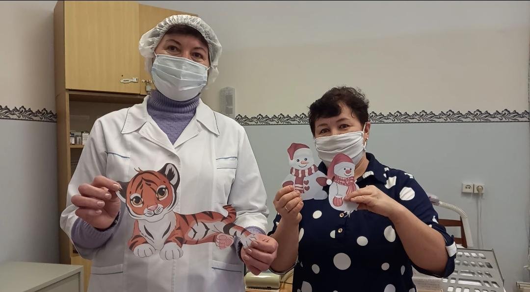 #мывместе
В рамках Международного дня добровольца библиотекарь Старосантимирской СБ в преддверии новогодних праздников приняла участие в конвейере добрых дел, вручив   медработнику для новогоднего настроения фигурки тигренка,  снеговичков и снежинки для украшения ФАПА.