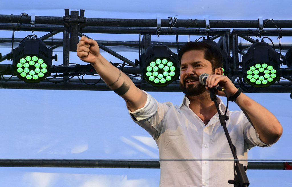 SebaTorrico's tweet photo. Comparte este @gabrielboric cantante y siempre habrá cultura en este país. #BoricPresidente #BoricPresidente2022 https://t.co/l8J7VW5rjl