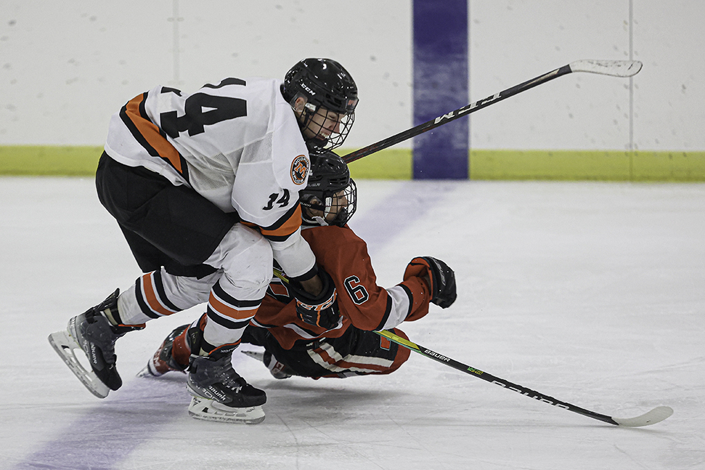 vid3design's tweet photo. A tough but encouraging opening night for @LNboyshockey Saturday night in Moorhead. Varsity went to OT and JV fell a goal short in a back-and-forth battle in the first game. https://t.co/Ac1hDjIs1L