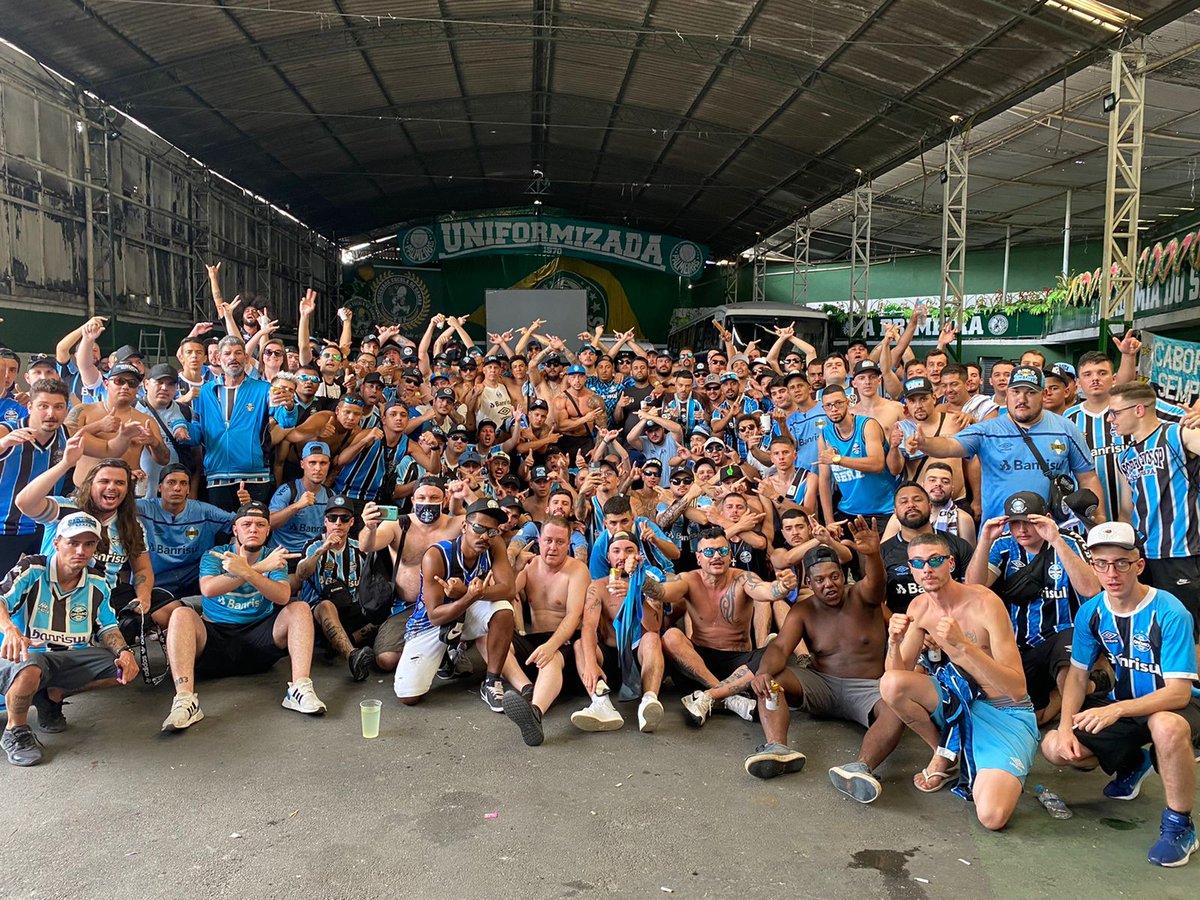 OCantoOficial's tweet photo. Geral do Grêmio na sede da TUP prévio ao jogo de logo mais, vs Corinthians, pelo Brasileirão. https://t.co/Vtbk3s2bdw