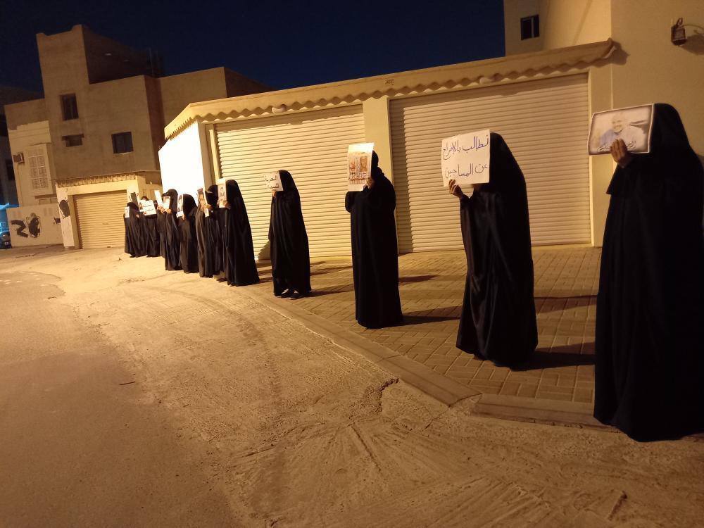 COALITION14's tweet photo. وقفة نسويّة في بلدة #دمستان تضامنًا مع المعتقلين السياسيّين وتمسكًا بحقهم الفوريّ في نيل الحريّة دون قيدٍ أو شرط.
#أطلقوا_سجناء_البحرين
#أنقذوا_سجناء_البحرين https://t.co/UVjMRmrgrj