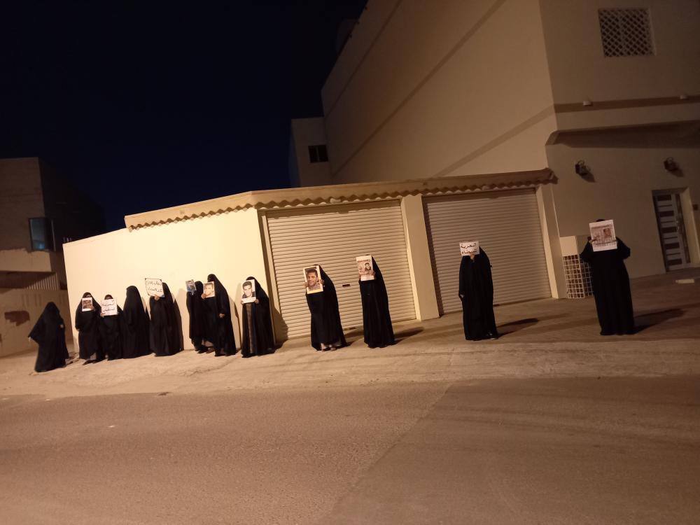 COALITION14's tweet photo. وقفة نسويّة في بلدة #دمستان تضامنًا مع المعتقلين السياسيّين وتمسكًا بحقهم الفوريّ في نيل الحريّة دون قيدٍ أو شرط.
#أطلقوا_سجناء_البحرين
#أنقذوا_سجناء_البحرين https://t.co/UVjMRmrgrj