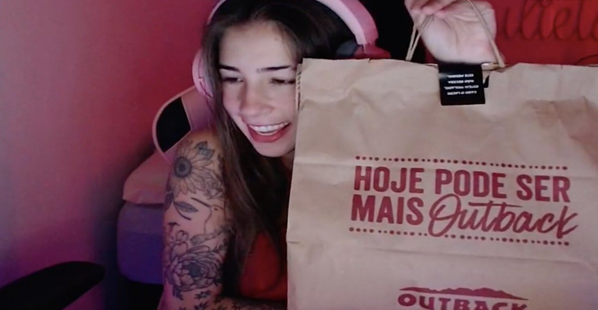 OutbackBrasil's tweet photo. É #EpicBurger que vocês querem? A @la_Julietaof já pegou o buff dela pra salvar o metaverso! Estamos ao vivo na twitch e na @CCXPoficial 

Vem: https://t.co/0pC8gX79Bk

#CCXP #CCXPWorlds #CCXPW21 #CCXPverso https://t.co/av0ilIEXmv