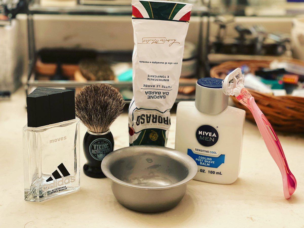 thedaveshaves's tweet photo. Trying out the Gillette Venus Treasures (on my face 😂) @wetshavers #wetshavers #wetshave #wetshaving #wetshaveloyalists #wetshaveoftheday #shaveoftheday💈💈#sotd #thedaveshaves #stayhappy #stayhealthy #keepshaving #gillettevenustreasures #prorasogreen #niveamen #adidasmoves https://t.co/49f6RaQ4ky