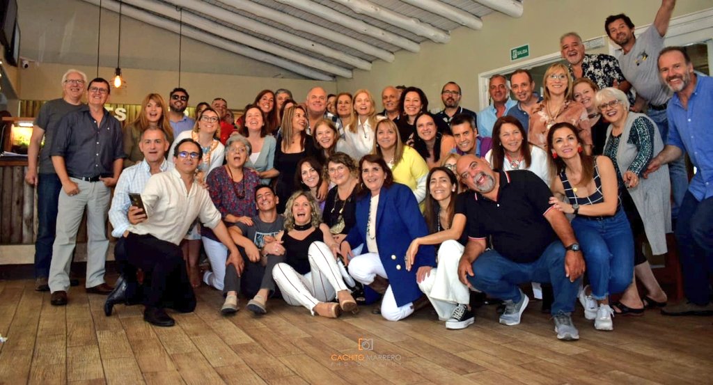PatiRodriguez72's tweet photo. ¡La foto de todos! Gente linda con ganas de despedir el año con alegría y buena onda. 
#TuiterosDeFiesta 🎉🤣😀🎵🎉🎶 https://t.co/PVC9END6D1
