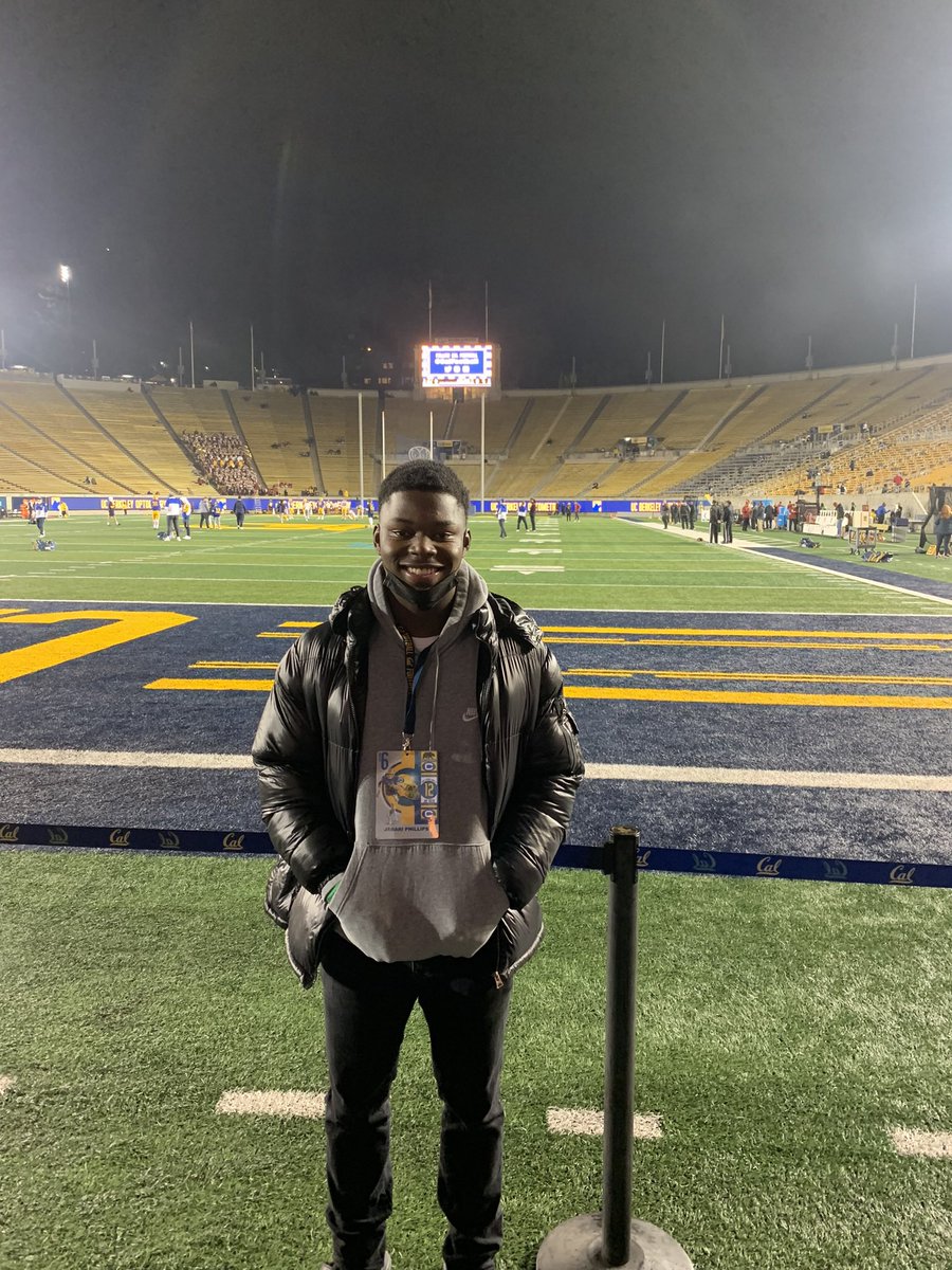 phillips_jabari's tweet photo. I would like to thank @CoachAT23 and also @CalRecruiting for the game day invite yesterday Great win over USC the fans were awesome and I see you @trreeyy2 with yo 55 yard scoop and score!!!! https://t.co/UWpqj35yWA